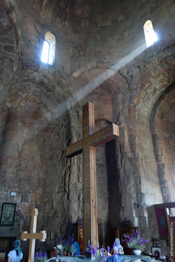 Фото 11-12. Деревянный крест, установленный на возвышении в центре храма. Согласно преданию, именно на этом месте святая Нино воздвигла крест