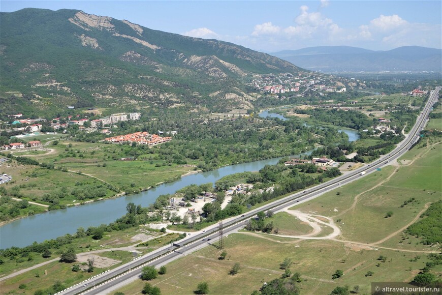 Фото 16. Долина реки Арагви с участком Военно-Грузинской дороги