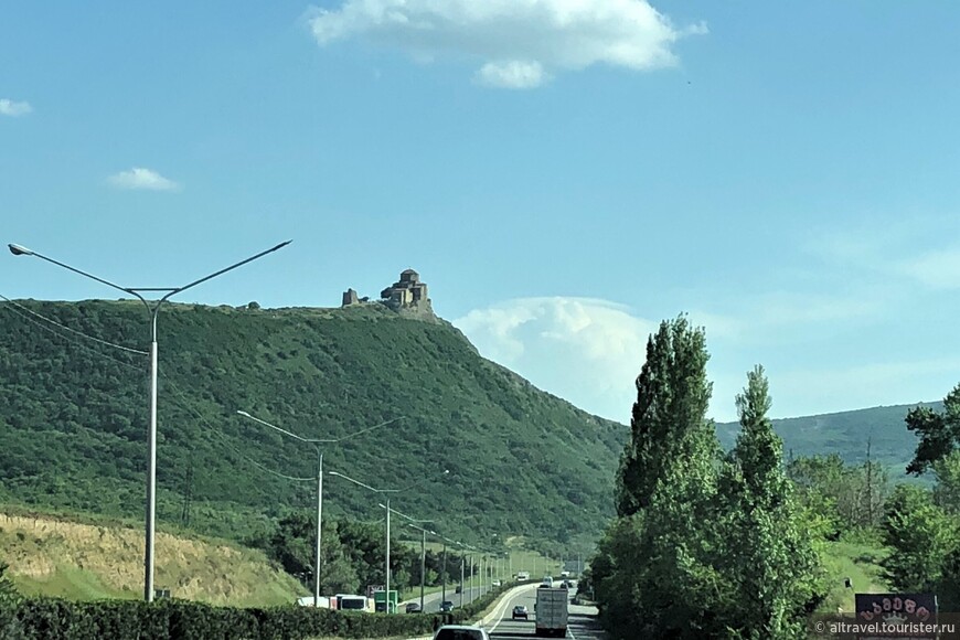 Фото 1. Храм Джвари построили на высокой горе, поэтому его видно издалека.  Снимок сделан из окна машины