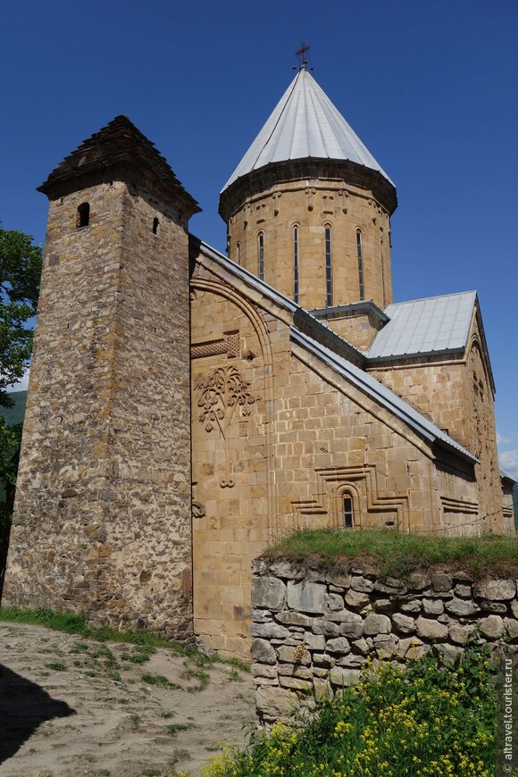Фото 29.  Хевсурская башня с пирамидальной кровлей (слева), выложенной ступенями (предположительно XIII века). На заднем плане - Успенская церковь

