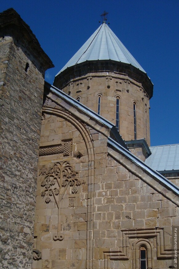 Фото 33. Западный фасад Успенской церкви с орнаментом
