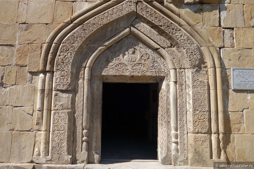 Фото 38. Портал храма в восточном стиле с резьбой в стиле XII века