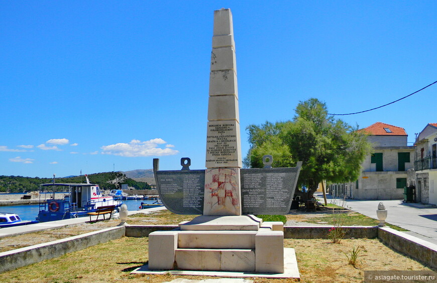 Памятник жителям острова, павшим в годы войны.
