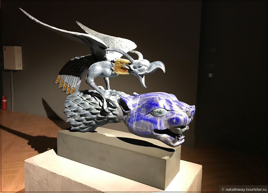 «Птица и тигр» 2014 г. Скульптура выполнена из бронзы и лазурита, привезенного из Афганистана. Работа существует в единственном авторском экземпляре. Впервые скульптура была представлена в Нью-Йорке в 2015 году, а позже приобретена Виктором Бронштейном.