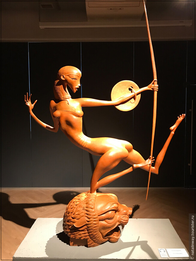 «Виктория» 2014 г. Гибкое сильное тело юной воительницы скульптор создает в состоянии азартного прыжка, который похож на полет. Фигура взметнулась в рывке вслед за выпущенной стрелой, создав выразительный рисунок пружинного изгиба. 