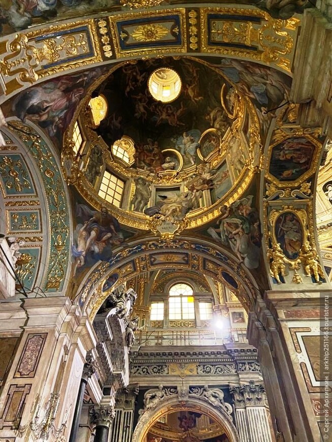 Церковь Иисуса и святых Андрея и Амброзия — шедевр барокко в центре Генуи