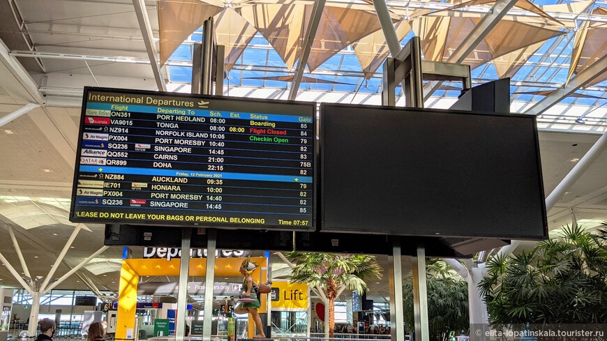 Международный терминал Брисбена в ковидной спячке. На табло - 11 рейсов на два дня. И только один, куда могут попасть обычные, т.е. пока 'невыездные' австралийцы - на Остров Норфолк.