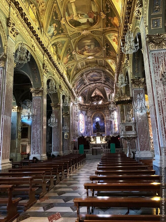 Базилика Санта Мария Ассунта — главный собор в курортном Камольи на берегу Лигурийского моря