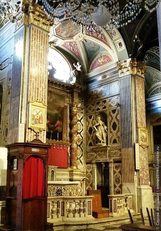 Базилика Санта Мария Ассунта — главный собор в курортном Камольи на берегу Лигурийского моря