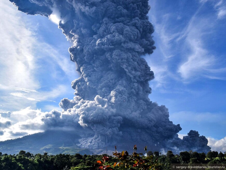 Очередное извержение Синабунга (фото из Интернета)