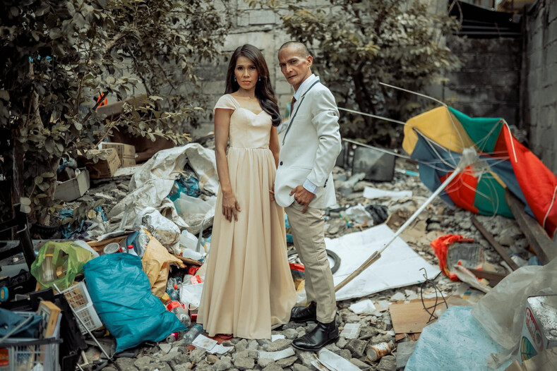 Бездомной паре, прожившей вместе 24 года и родившей шестерых детей, устроили свадьбу: жениха и невесту преобразили до неузнаваемости