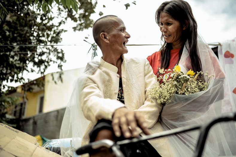 Бездомной паре, прожившей вместе 24 года и родившей шестерых детей, устроили свадьбу: жениха и невесту преобразили до неузнаваемости