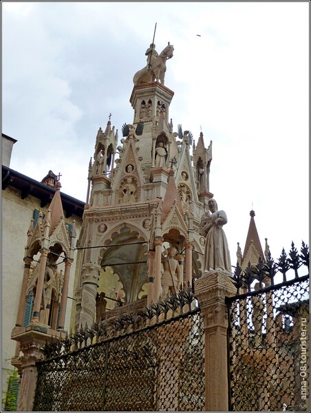 Арка Кансиньорио выполнена в 1375 году Надгробие шестиугольной формы поддерживается витыми колоннами. Грани украшены скульптурой, рельефами. На вершине установлена конная статуя Кансиньорио.