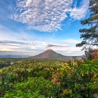 Вулкан Синабунг. Вид с холма Gundaling - популярного места отдыха жителей Берастаги