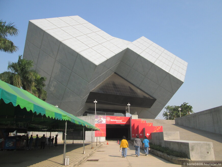 Интересный музей в нестандартном для Таиланда здании