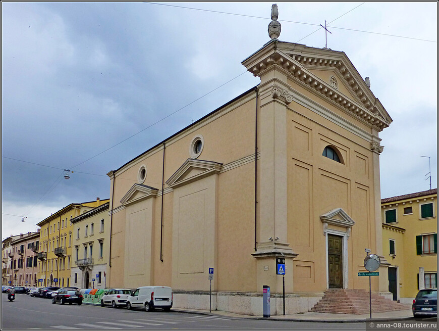 Церковь Сан-Пьетро-Инкарнарио была построена на этом месте  в середине X века. От древнего здания в церкви сохранился только склеп, в 1440 году церковь была перестроена, тогда появились существующие апсида и колокольня. Неоклассический вид церкви - результат реконструкции второй половины XVIII века.