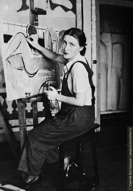 Розовая обнажённая, 1935. Лидия Делекторская у одного из предварительных вариантов картины. Фото из интернета.