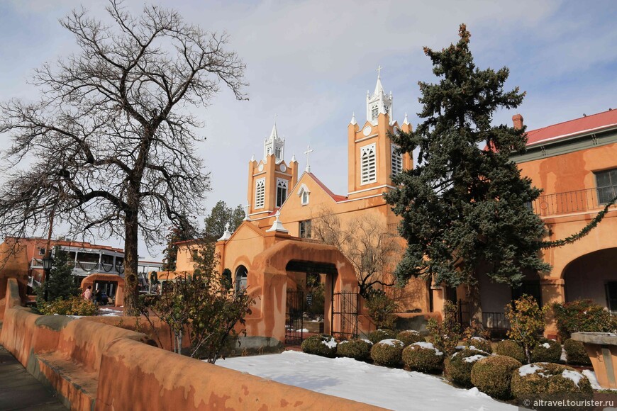 Фото 7-8. Католическая церковь Сан Фелипе де Нери  - часть испанского наследия штата. Накануне нашего приезда в Альбукерке выпал снежок, что добавило прелести его видам.



