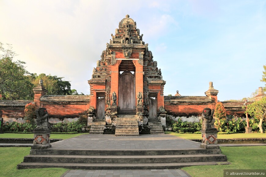 Фото 13. Главные ворота в храм