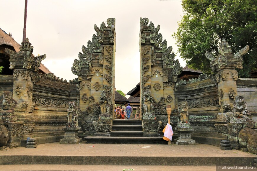 Фото 18. Традиционные расщепленные ворота. Раздвоенные ворота считаются символом двойственности человеческого существа.