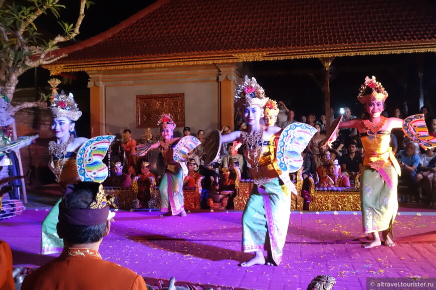 Фото 39(1). Танцовщицы в национальных одеждах исполняют Legong Dance