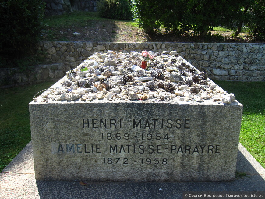 Плита на могиле Анри Матисса. Имя его бывшей жены здесь исправлено. Фото из интернета.