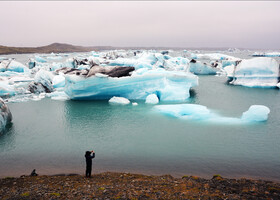 Это уникальное природное образование – от гигантского ледника Ватнайокюль откалывающиеся льдины попадают в озеро, а затем выплывают в океан.