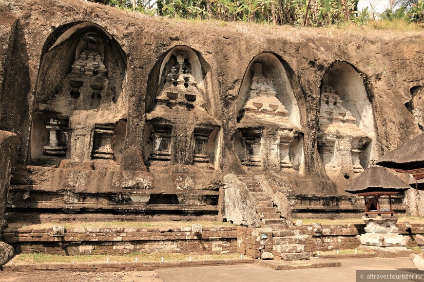 Фото 23. Gunung Kawi - балийская Петра. Маленькие храмы (святилища) вырезаны прямо в стенах каньона.