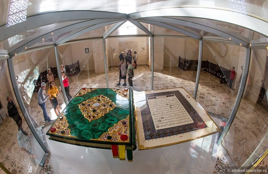 Фото 11. Огромный Коран - вид сверху (источник: https://kazantravel.ru/attractions/bolgar/)