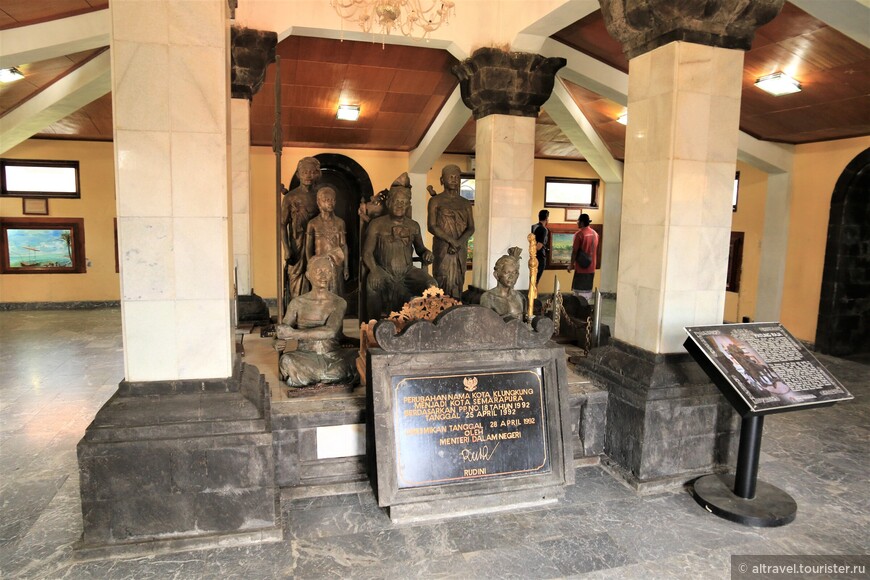 Фото 30. Памятник погибшей семье раджи в музее пупутана