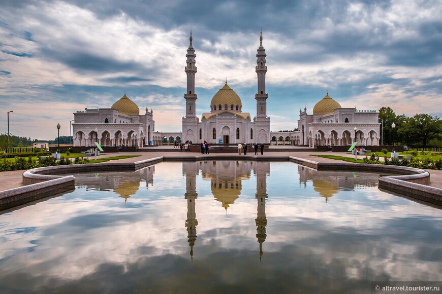 Фото 16. Белая мечеть с отражением (источник: Эксперт-Татарстан, 8 июня 2017 г.)