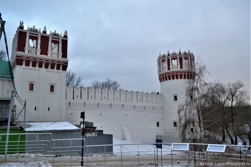 На фотографии: слева - Лопухинская, справа - Напрудная башня.