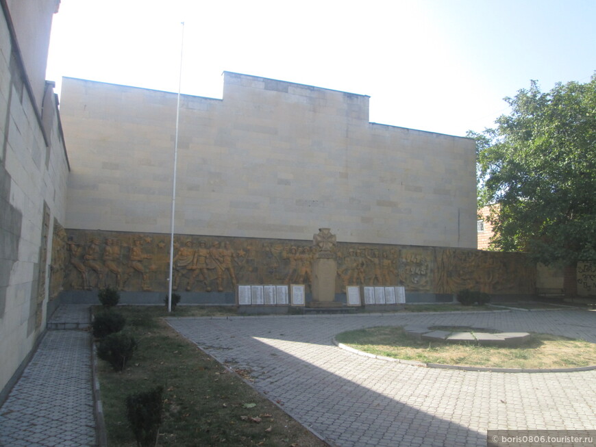 Интересный музей с памятником Сталину внутри