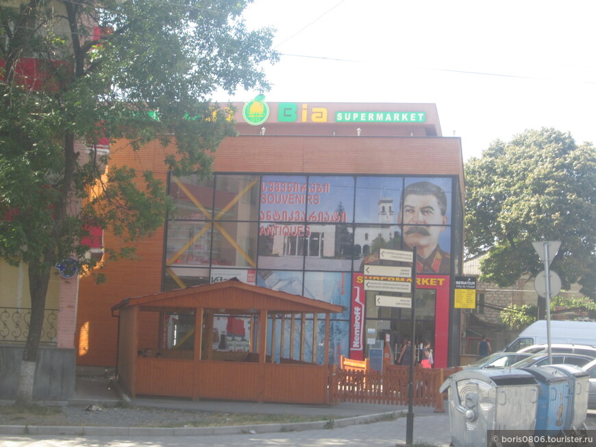 Сувенирный магазин напротив музея Сталина