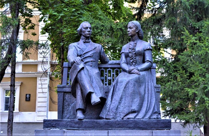 Памятник чете Ульяновых перед музеем Н.И. Ульянова