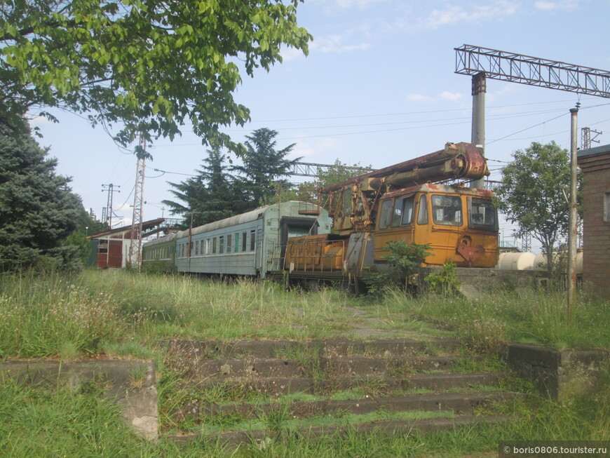 Один из самых полезных вокзалов в Грузии да еще и с паровозом