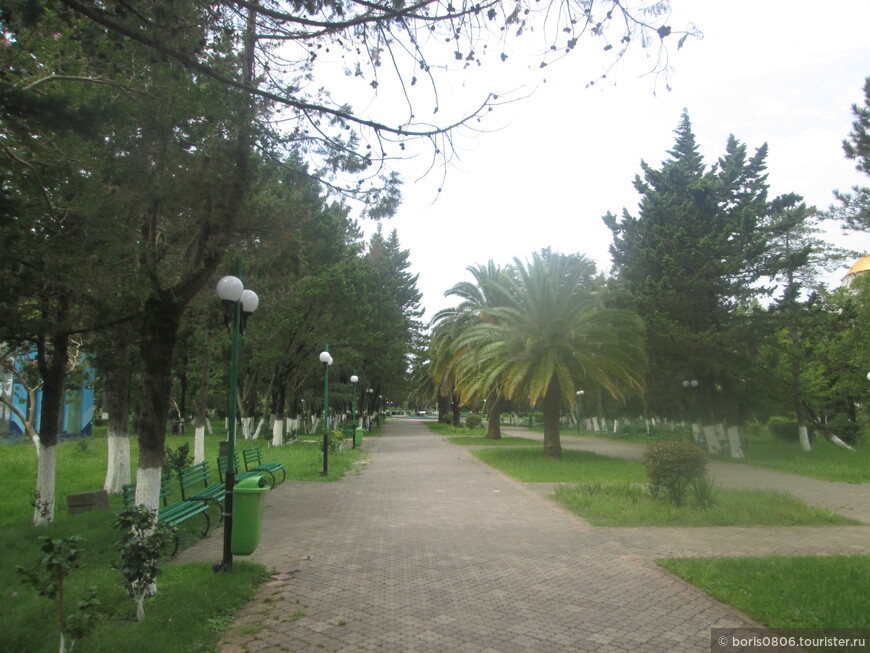 Весьма запущенный парк в центре города