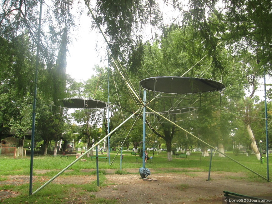 Весьма запущенный парк в центре города