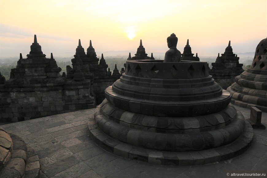 Фото 5. Рассвет на вершине храма. Который раз его видит этот Будда?

