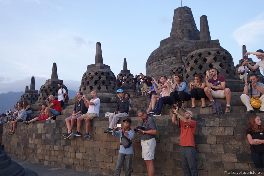 Фото 6. Туристы в ожидании рассвета на вершине Боробудура
