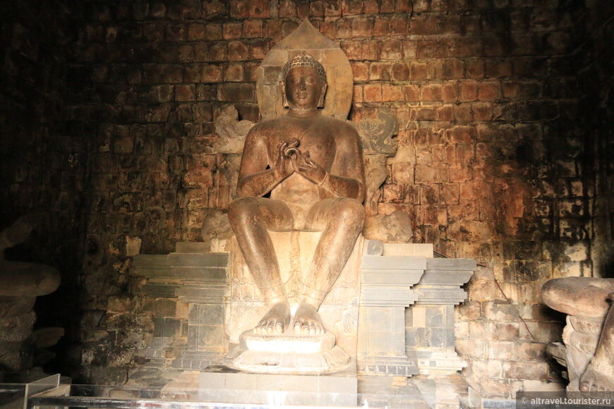 Фото 41. Будда внутри храма Мендут - знаменитая на весь мир статуя