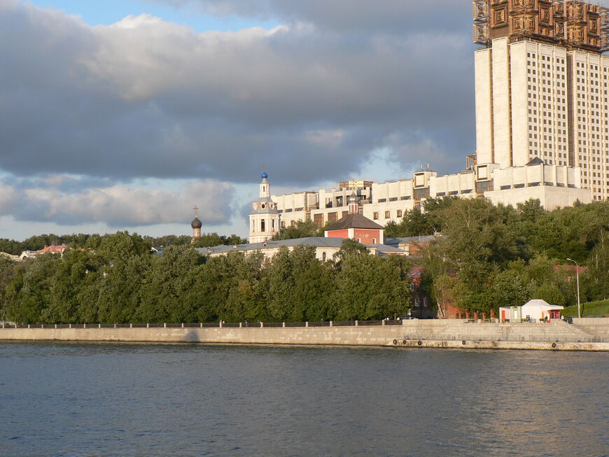 Вид на Андреевский монастырь и РАН
