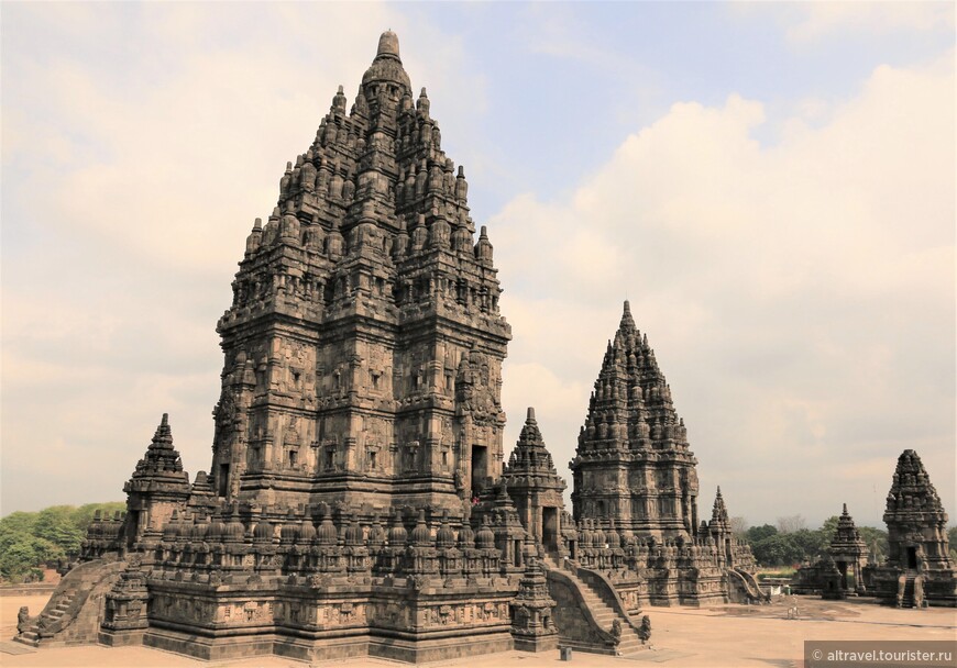 Фото 28. Храм Шивы (ближайший) и храм Вишну