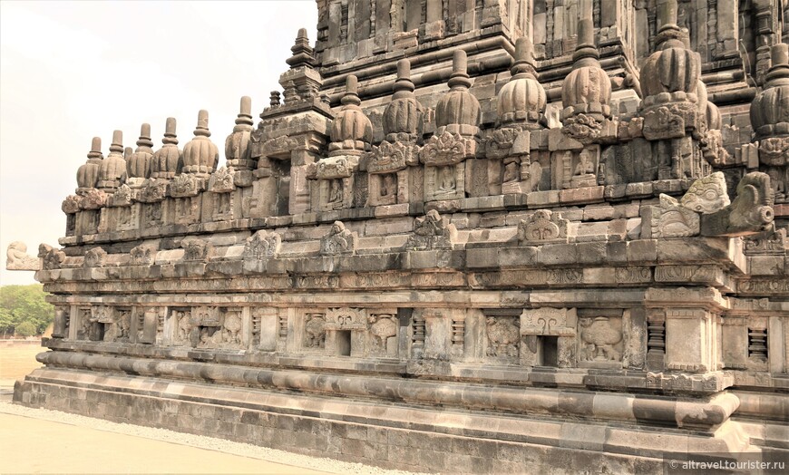 Фото 23. Изысканная резьба на стене храма Брахмы