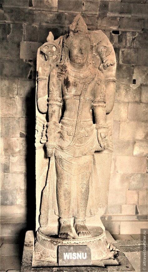 Фото 30. Статуя четырехрукого Вишны в его храме