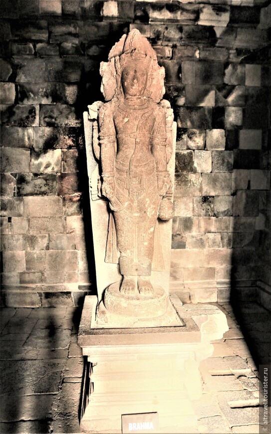 Фото 25. Статуя четырехголового Брахмы внутри храма