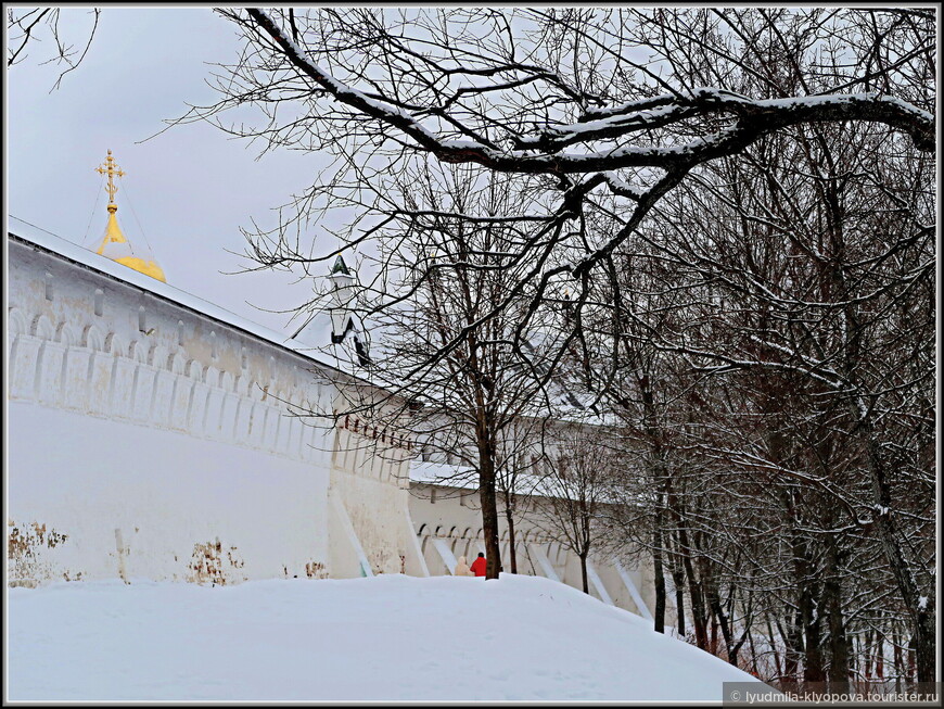 Мощные стены Саввино-Сторожевского монастыря