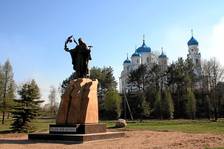 Памятник преподобному Ефрему Новоторжскому и Благовещенская церковь
