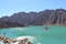 Словно мираж среди пустыни,  бирюзовое озеро, окруженное горами. Xatta Lake