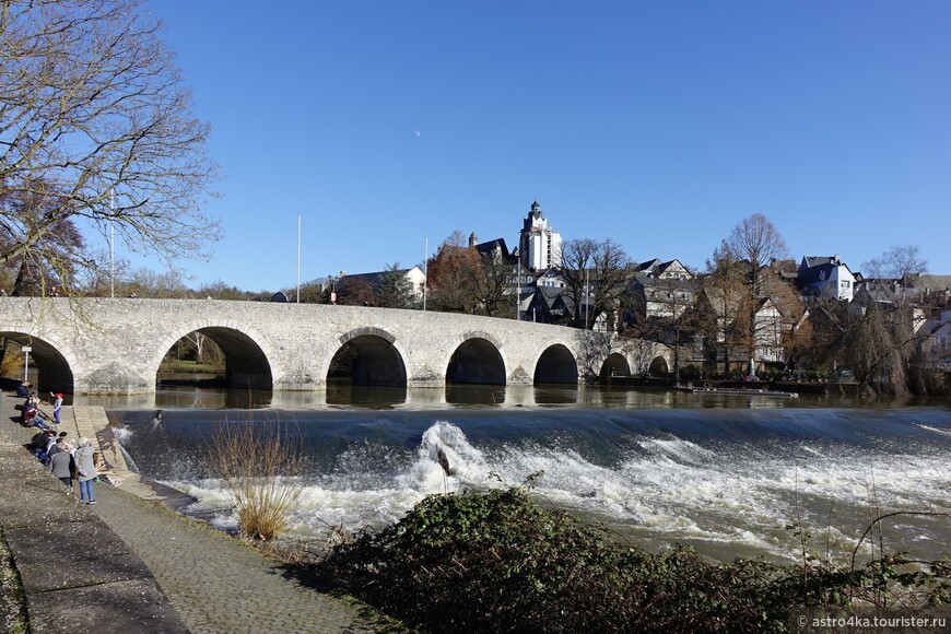 Готический каменный мост с арками через Лану (Alte Lahnbrücke) построен во второй половине 13 века и соединяет старую часть города с новой.